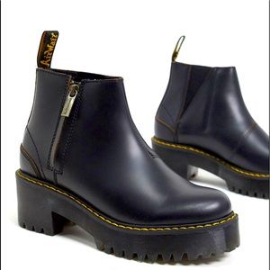 Size 9 dr martins ROMETTY ll zip heeled Chelsea boots in black.